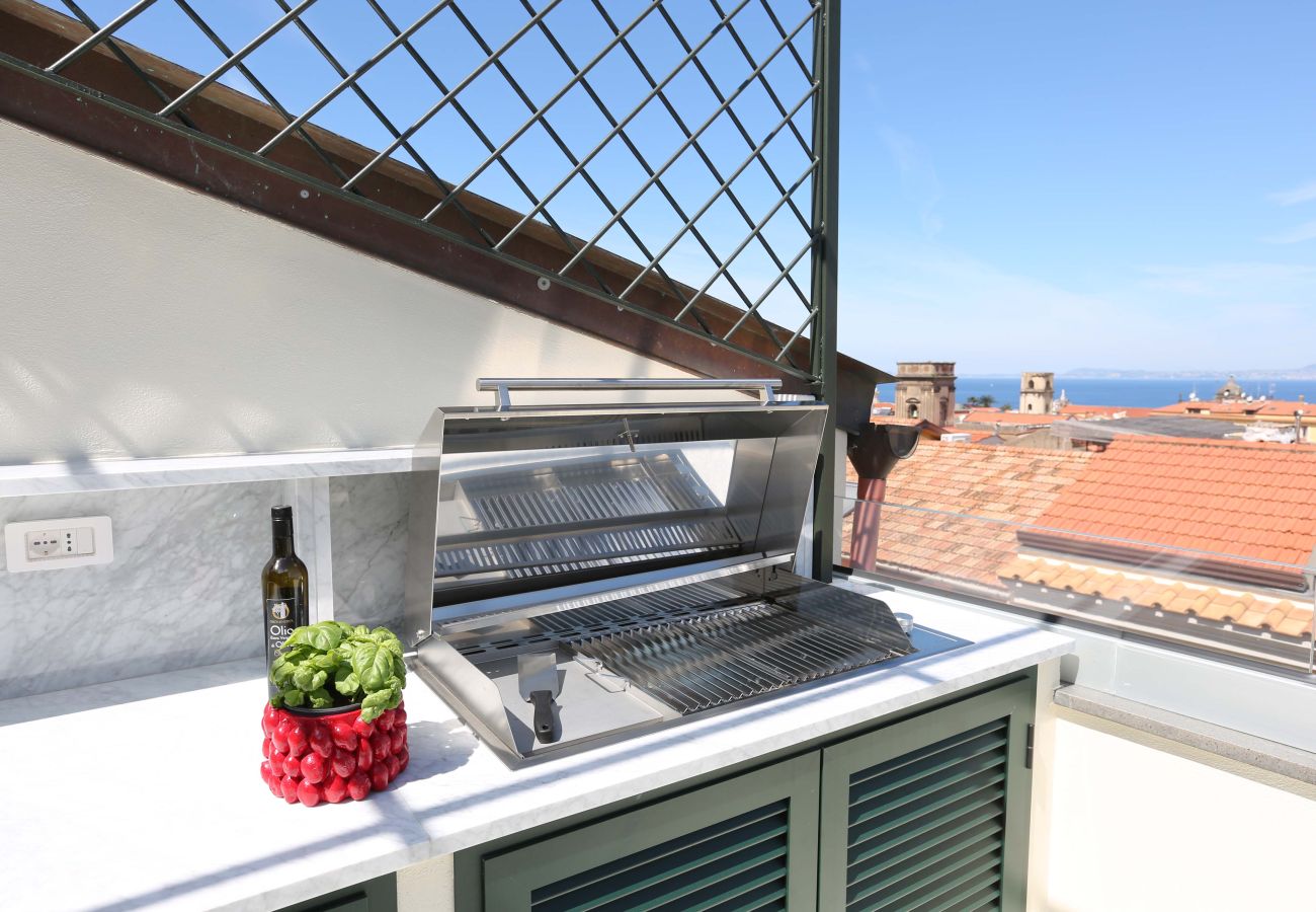 Casa a Sorrento - AMORE RENTALS - The Square, Attico di Lusso con Vista Mare e Jacuzzi in Piazza Tasso