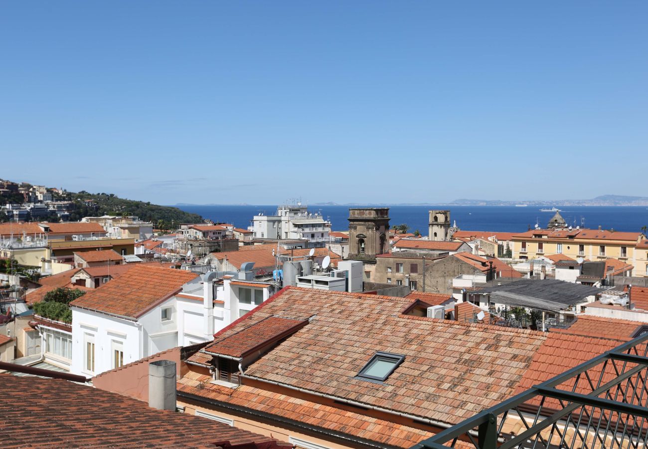 Casa a Sorrento - AMORE RENTALS - The Square, Attico di Lusso con Vista Mare e Jacuzzi in Piazza Tasso