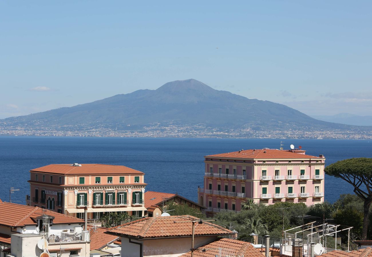 Casa a Sorrento - AMORE RENTALS - The Square, Attico di Lusso con Vista Mare e Jacuzzi in Piazza Tasso