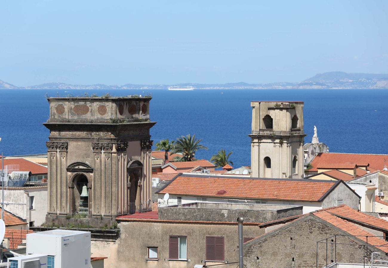 Casa a Sorrento - AMORE RENTALS - The Square, Attico di Lusso con Vista Mare e Jacuzzi in Piazza Tasso