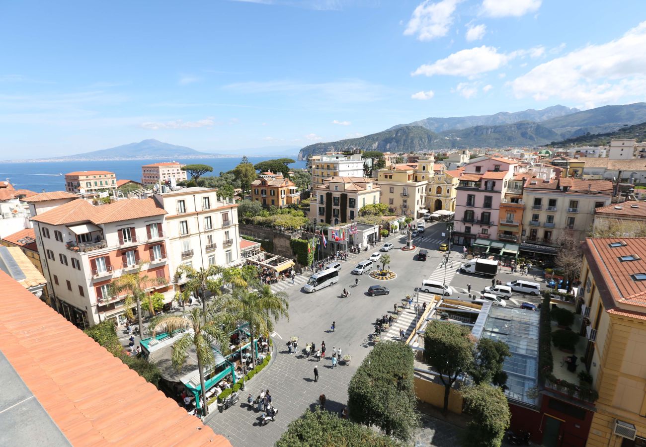 Casa a Sorrento - AMORE RENTALS - The Square, Attico di Lusso con Vista Mare e Jacuzzi in Piazza Tasso