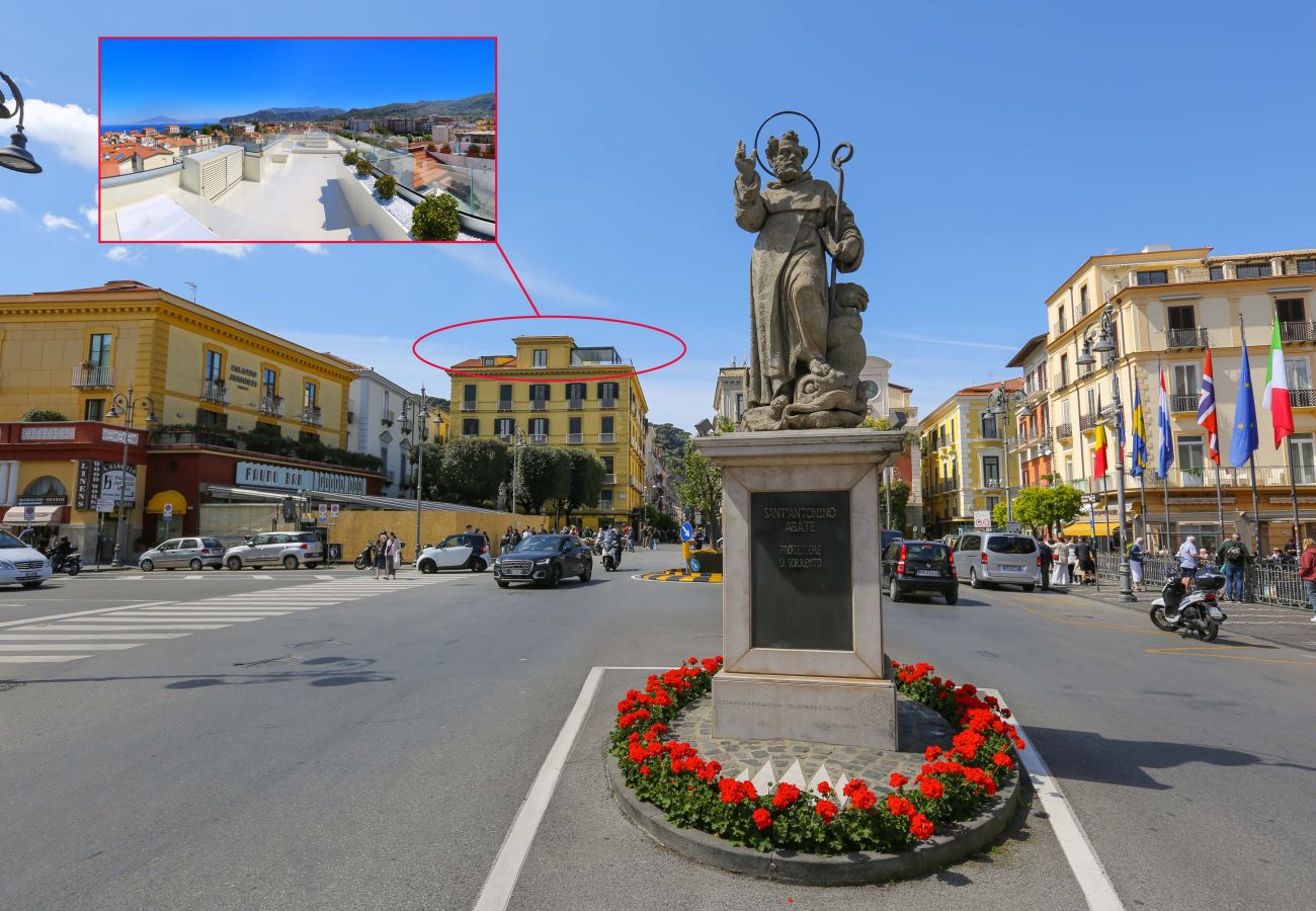 Casa a Sorrento - AMORE RENTALS - The Square, Attico di Lusso con Vista Mare e Jacuzzi in Piazza Tasso