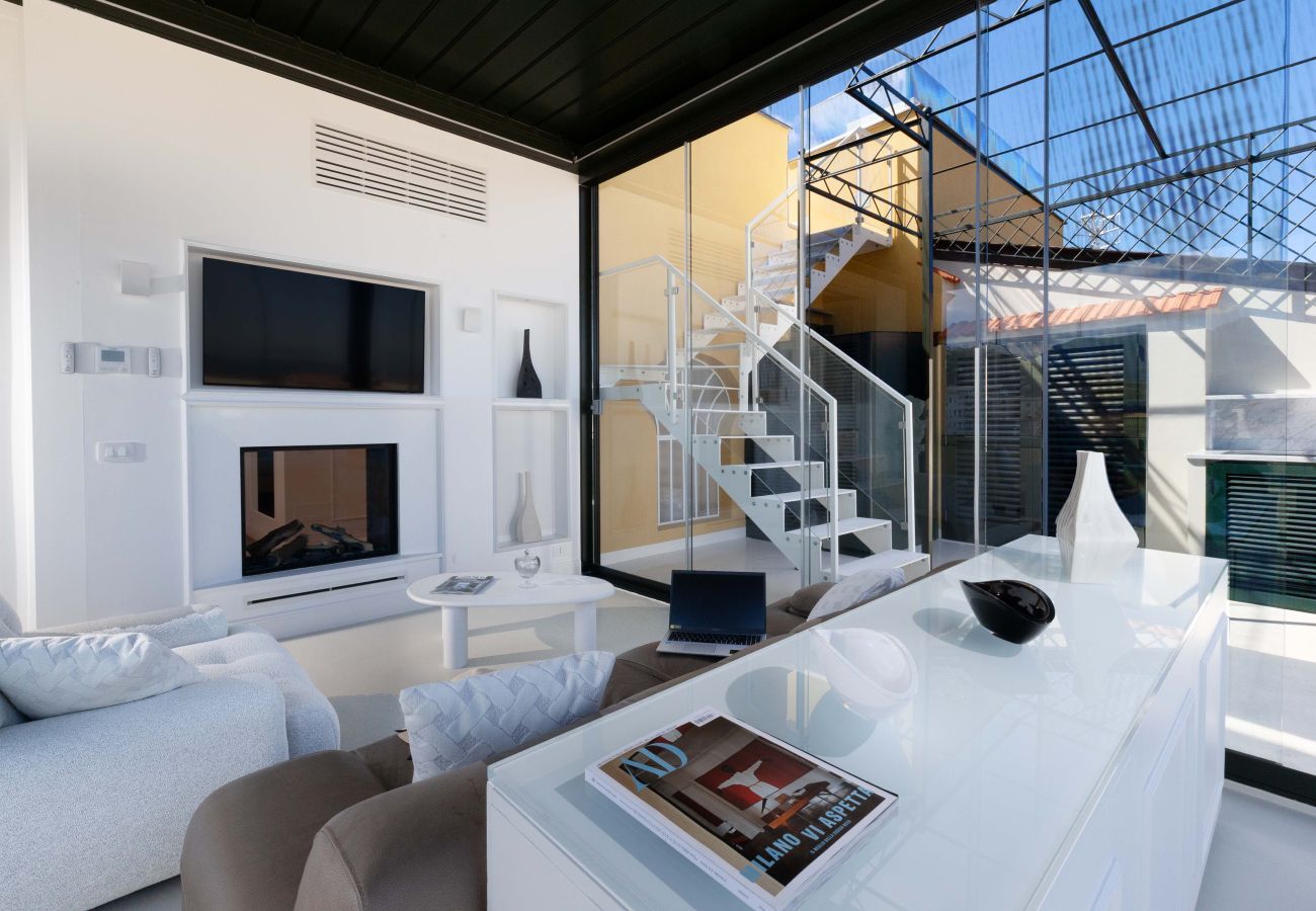 Casa a Sorrento - AMORE RENTALS - The Square, Attico di Lusso con Vista Mare e Jacuzzi in Piazza Tasso