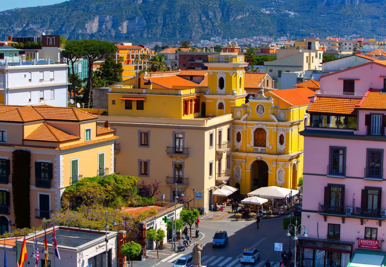 Casa a Sorrento - AMORE RENTALS - The Square, Attico di Lusso con Vista Mare e Jacuzzi in Piazza Tasso