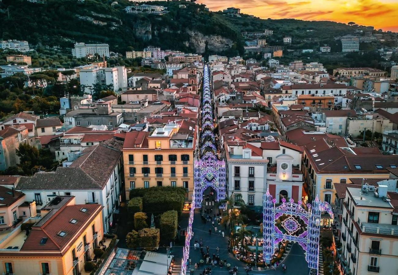 Casa a Sorrento - AMORE RENTALS - The Square, Attico di Lusso con Vista Mare e Jacuzzi in Piazza Tasso