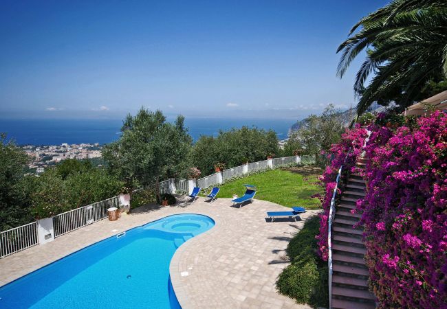 Villa a Piano di Sorrento - AMORE RENTALS - Villa Auxilia con Piscina Condivisa e Terrazza