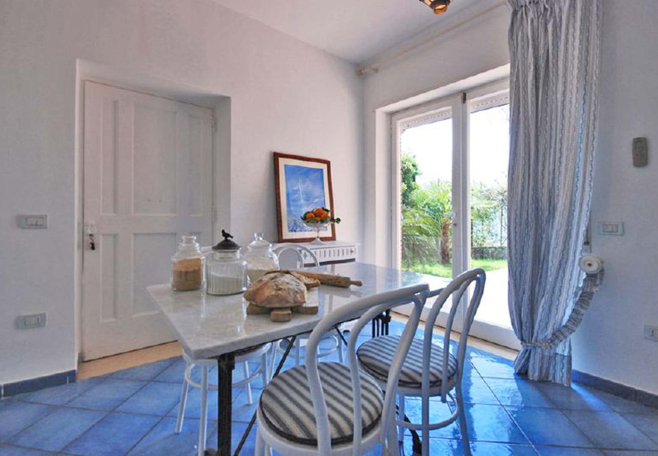 Villa a Piano di Sorrento - AMORE RENTALS - Villa Auxilia con Piscina Condivisa e Terrazza