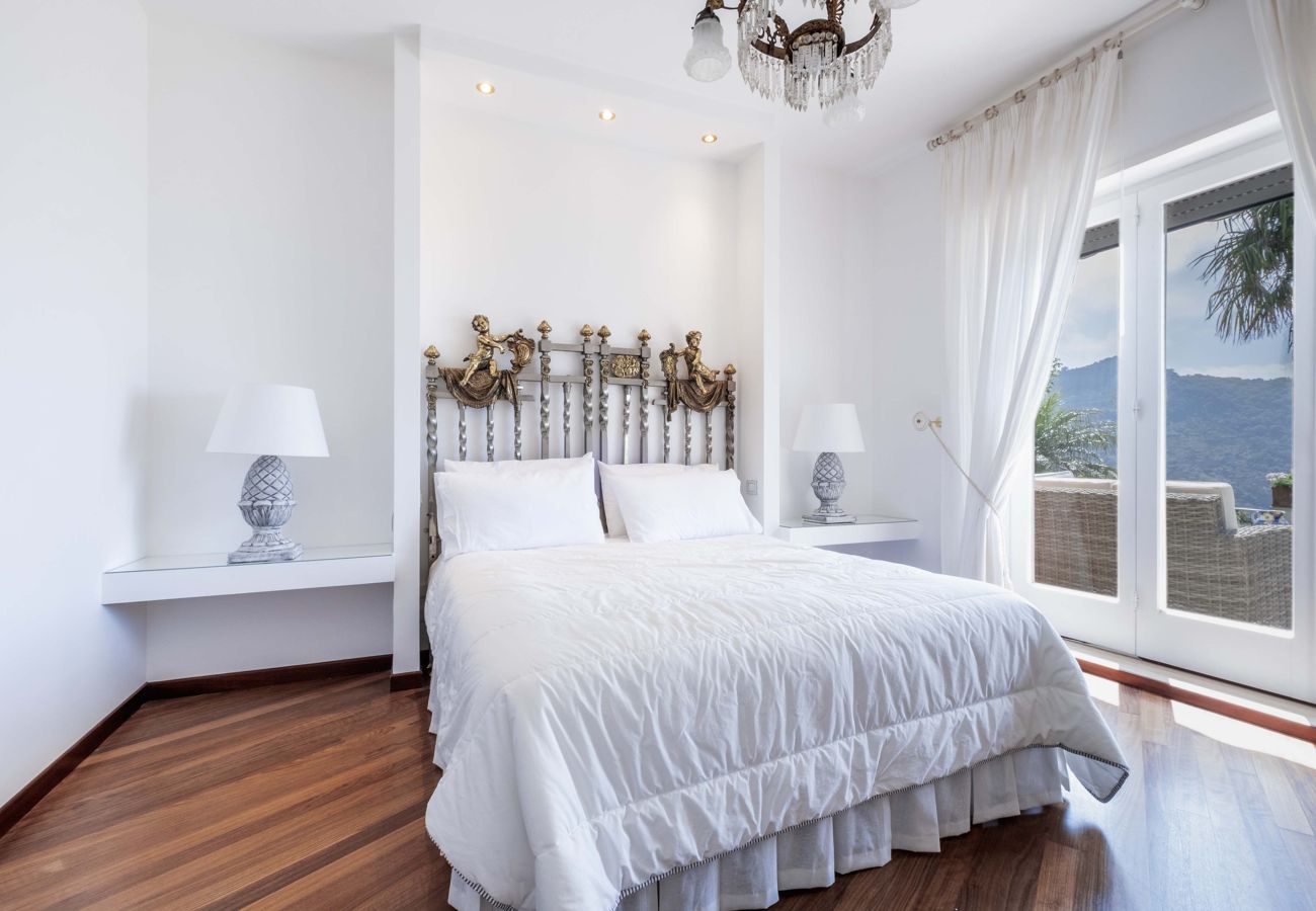 Villa a Piano di Sorrento - AMORE RENTALS - Villa Auxilia con Piscina Condivisa e Terrazza