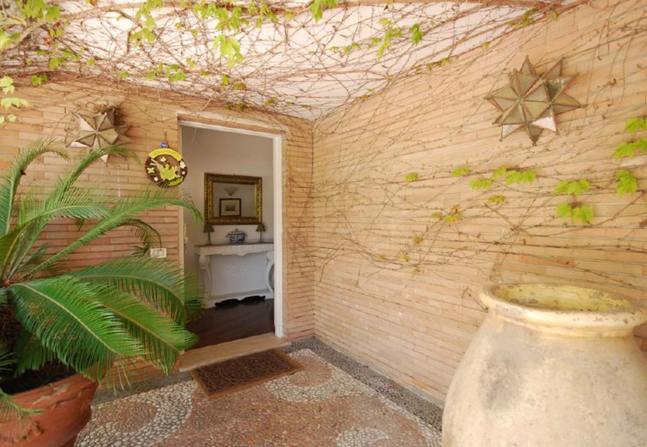 Villa a Piano di Sorrento - AMORE RENTALS - Villa Auxilia con Piscina Condivisa e Terrazza