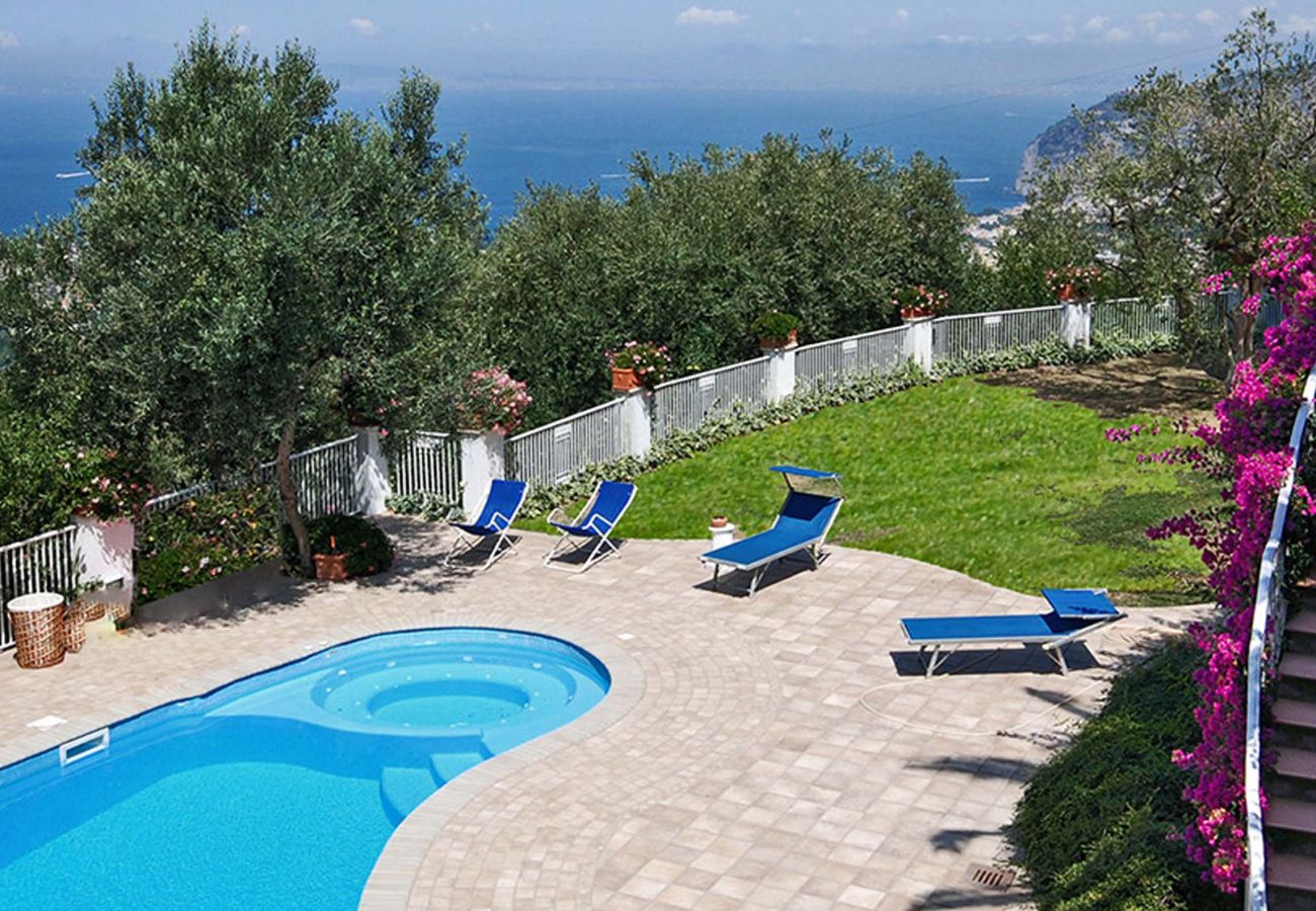 Villa a Piano di Sorrento - AMORE RENTALS - Villa Auxilia con Piscina Condivisa e Terrazza