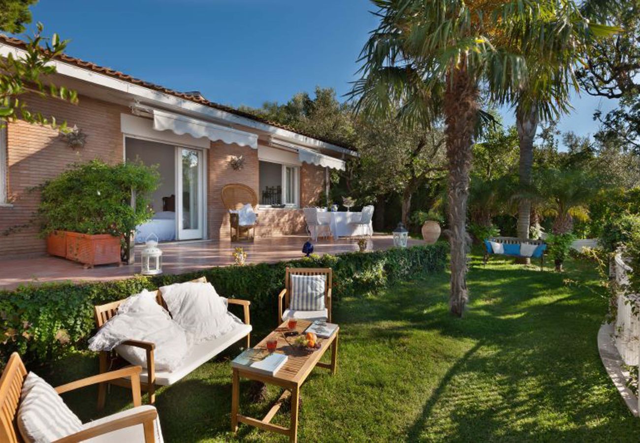 Villa a Piano di Sorrento - AMORE RENTALS - Villa Auxilia con Piscina Condivisa e Terrazza