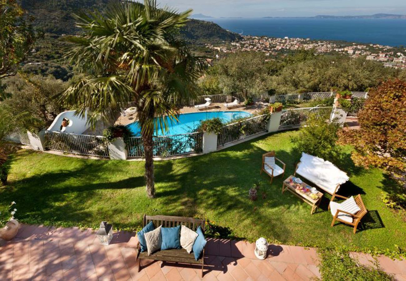 Villa a Piano di Sorrento - AMORE RENTALS - Villa Auxilia con Piscina Condivisa e Terrazza
