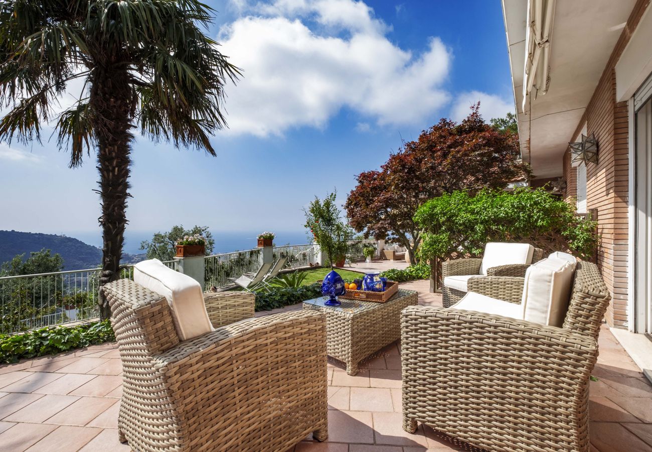 Villa a Piano di Sorrento - AMORE RENTALS - Villa Auxilia con Piscina Condivisa e Terrazza