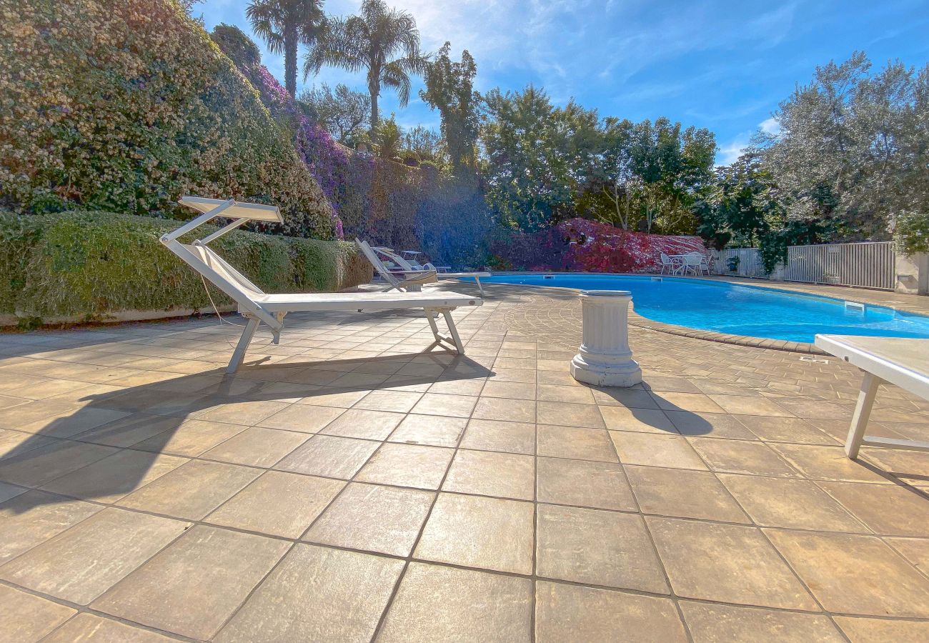 Villa a Piano di Sorrento - AMORE RENTALS - Villa Auxilia con Piscina Condivisa e Terrazza