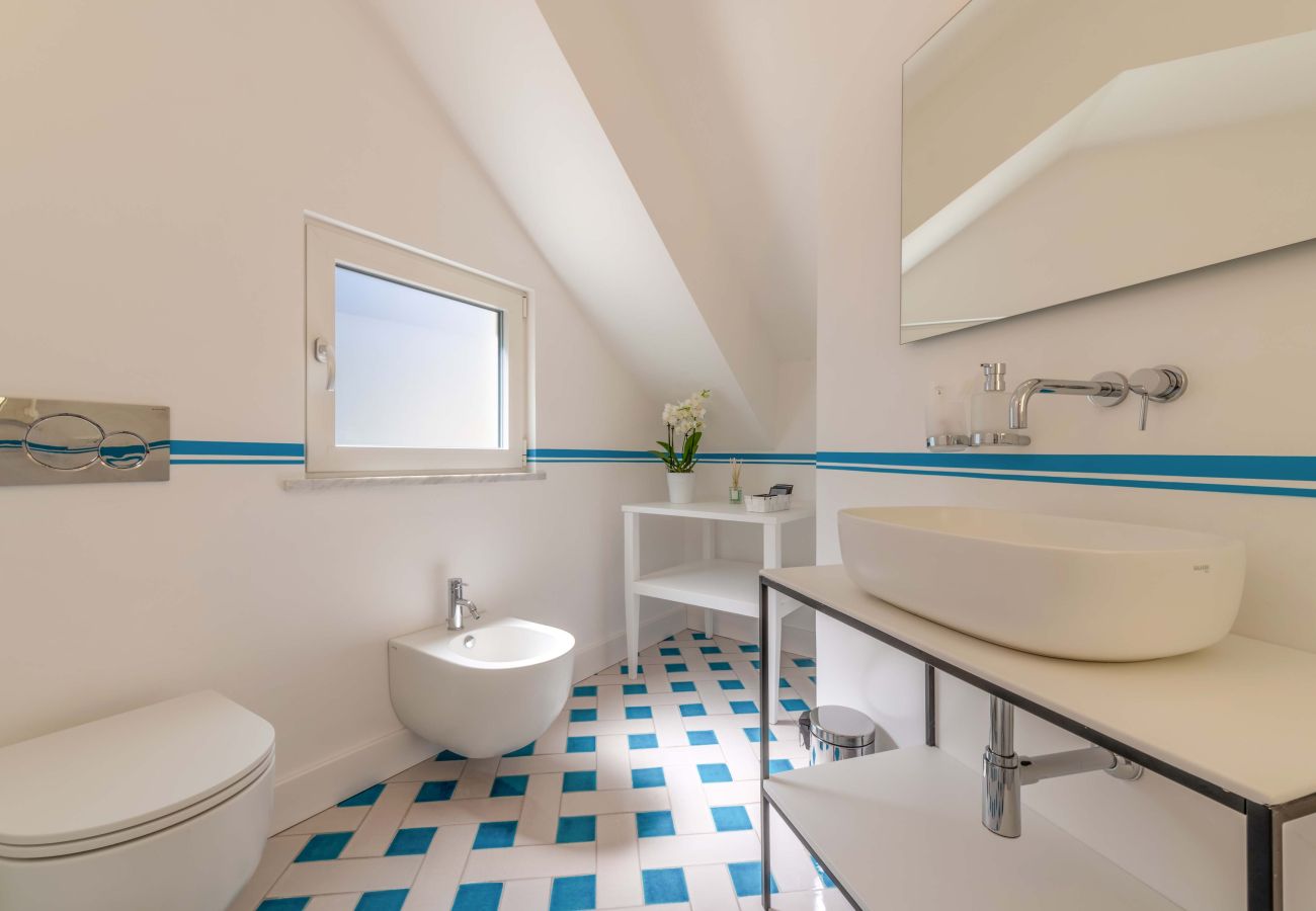 Appartamento a Sorrento - Maison Marika  - Vista Mare, a Pochi Passi dalla Spiaggia