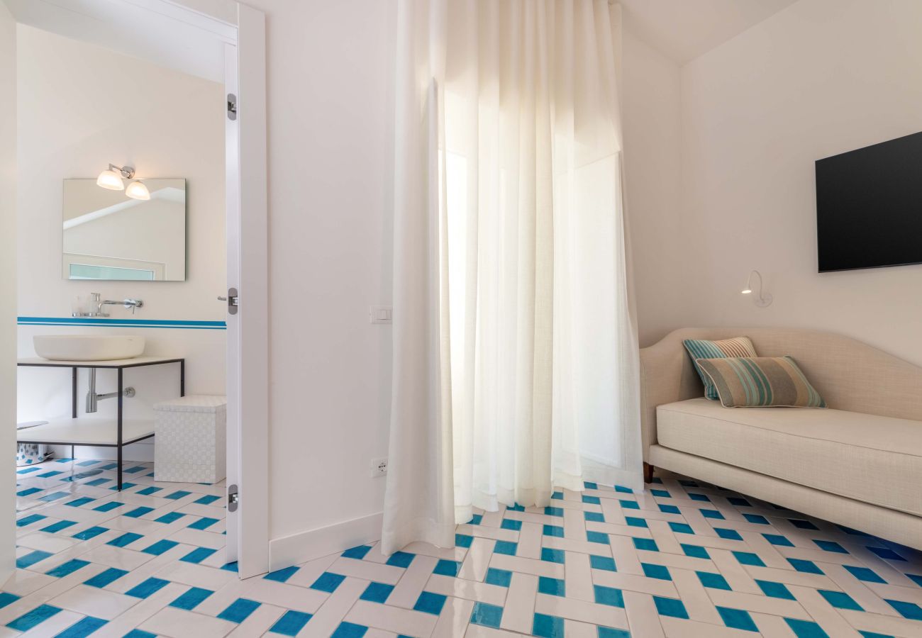 Appartamento a Sorrento - Maison Marika  - Vista Mare, a Pochi Passi dalla Spiaggia