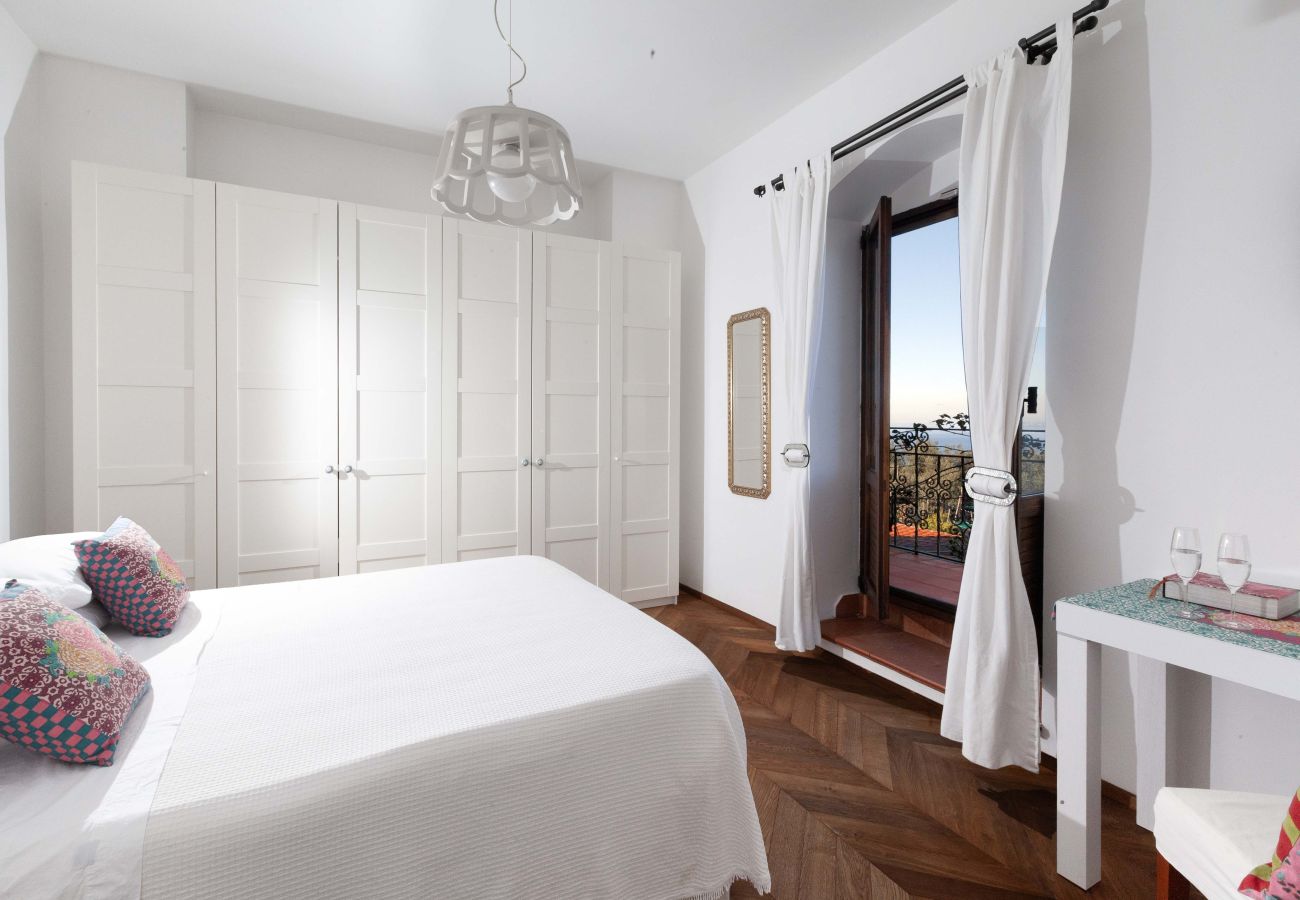 Villa a Sorrento - AMORE RENTALS - Villa Florinda con Piscina Privata e Vista Mare