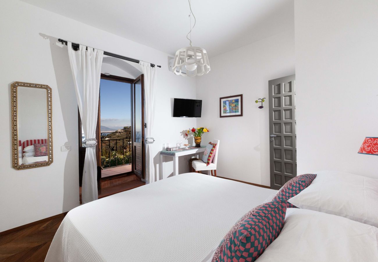 Villa a Sorrento - AMORE RENTALS - Villa Florinda con Piscina Privata e Vista Mare