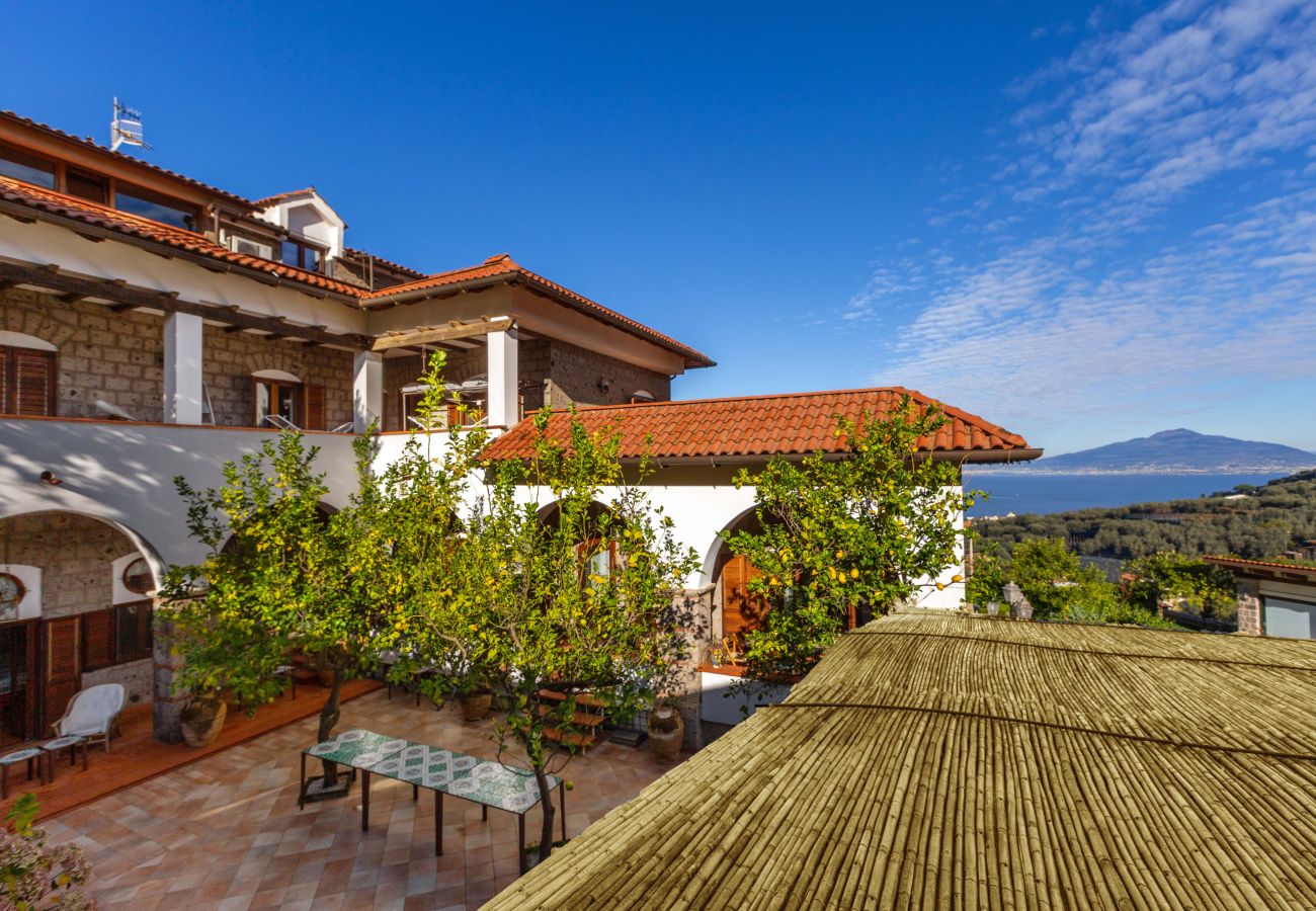 Villa a Sorrento - AMORE RENTALS - Villa Florinda con Piscina Privata e Vista Mare