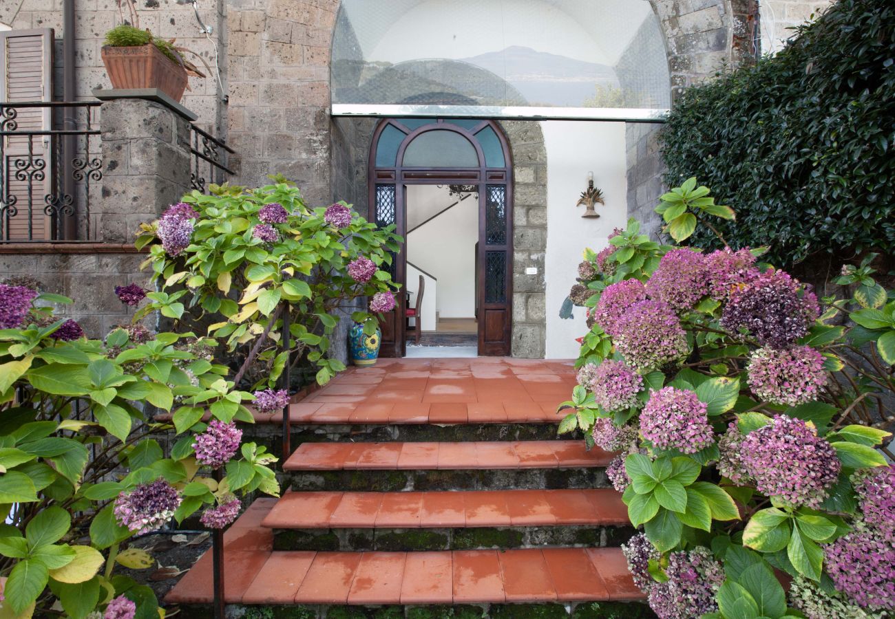 Villa a Sorrento - AMORE RENTALS - Villa Florinda con Piscina Privata e Vista Mare