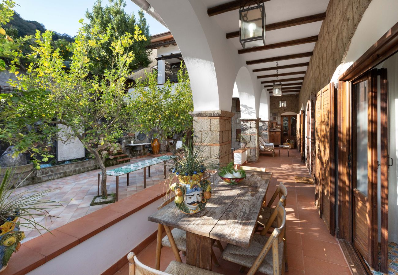 Villa a Sorrento - AMORE RENTALS - Villa Florinda con Piscina Privata e Vista Mare