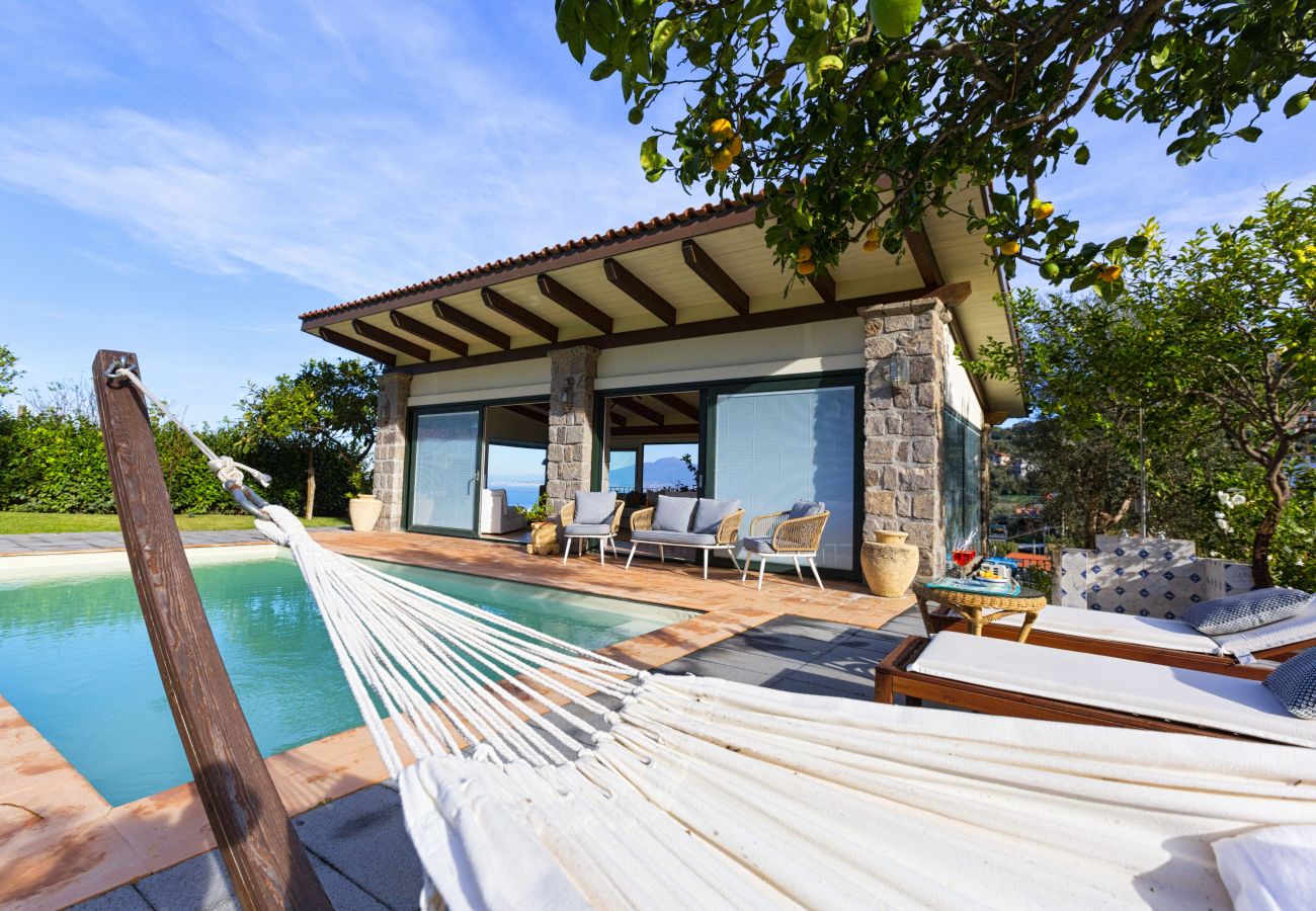 Villa a Sorrento - AMORE RENTALS - Villa Florinda con Piscina Privata e Vista Mare