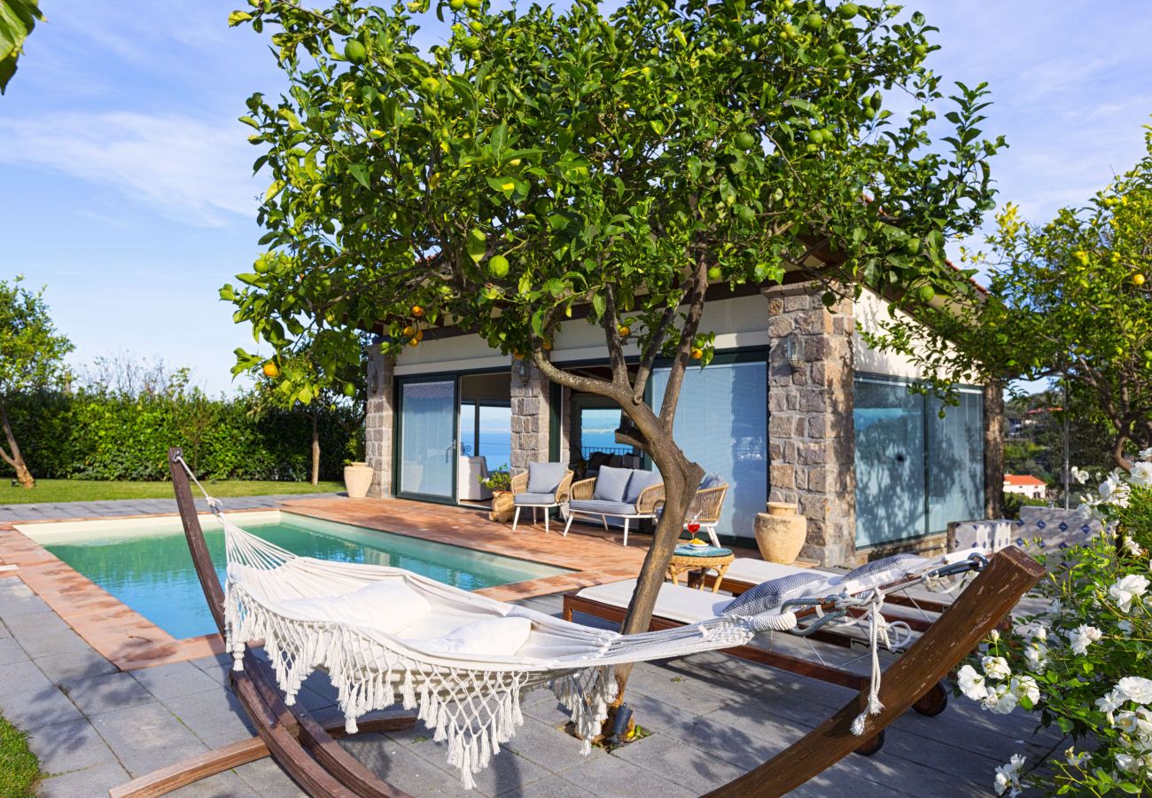 Villa a Sorrento - AMORE RENTALS - Villa Florinda con Piscina Privata e Vista Mare