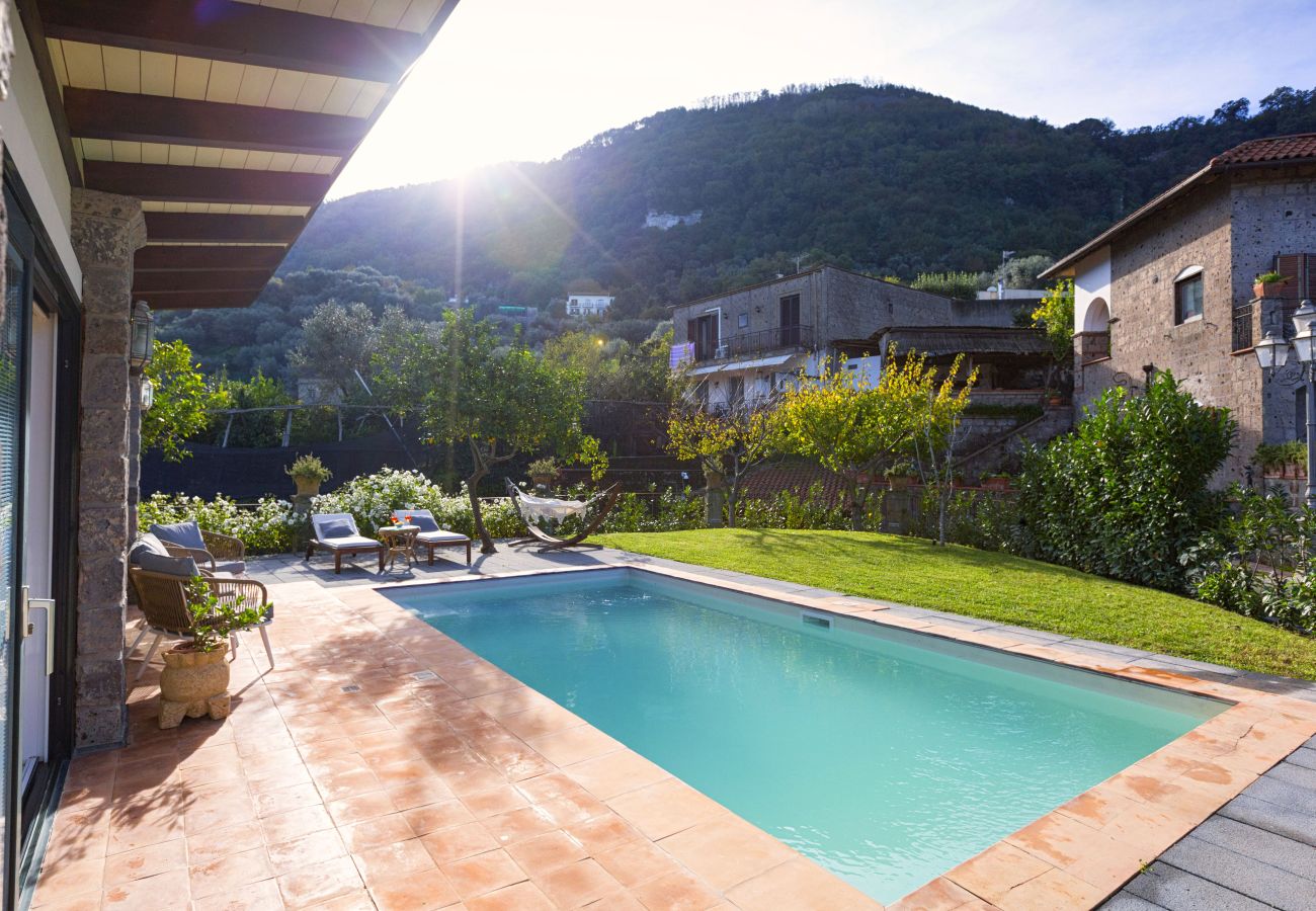 Villa a Sorrento - AMORE RENTALS - Villa Florinda con Piscina Privata e Vista Mare