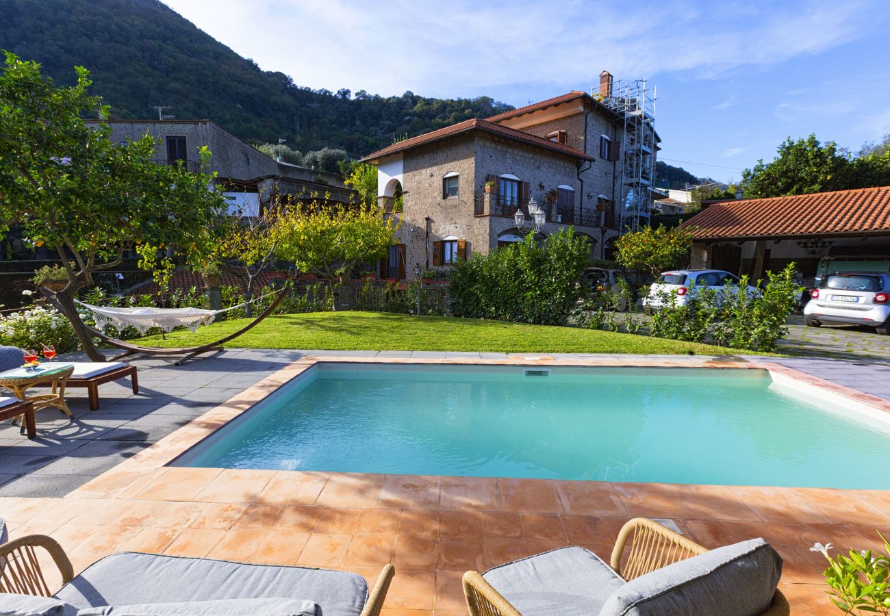 Villa a Sorrento - AMORE RENTALS - Villa Florinda con Piscina Privata e Vista Mare