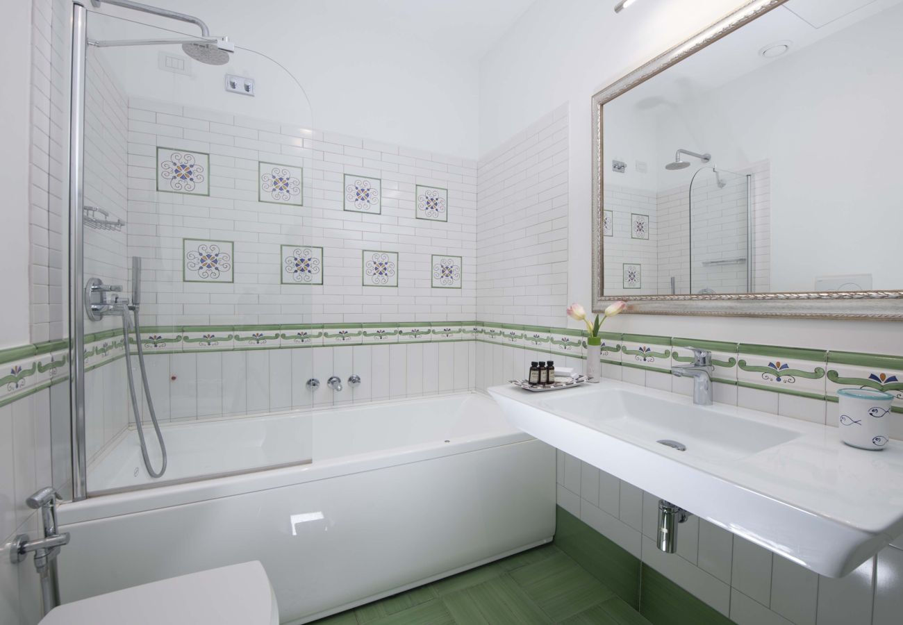 Villa a Amalfi - AMORE RENTALS - Villa Costa Incantata con Vista Mare e Jacuzzi