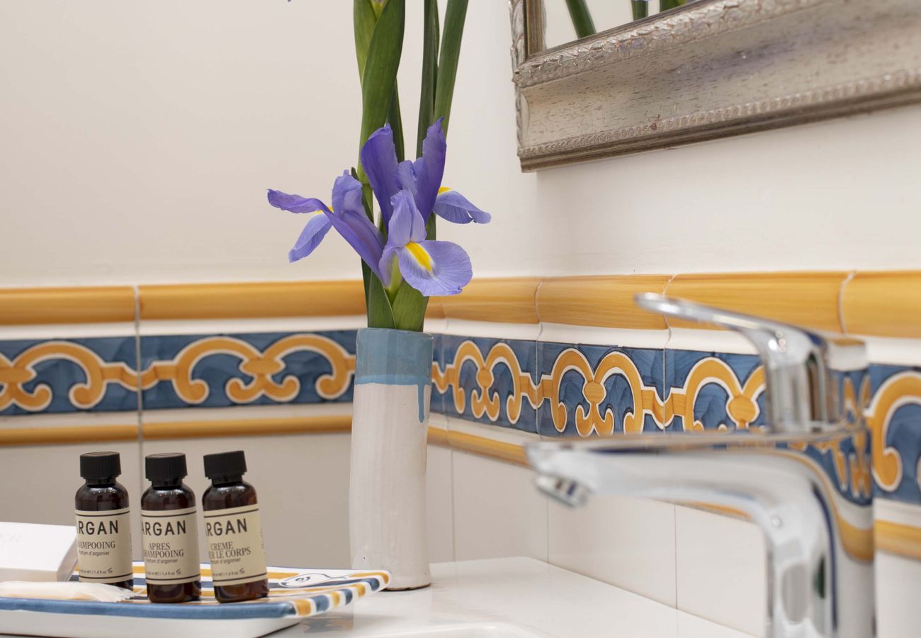 Villa a Amalfi - AMORE RENTALS - Villa Costa Incantata con Vista Mare e Jacuzzi