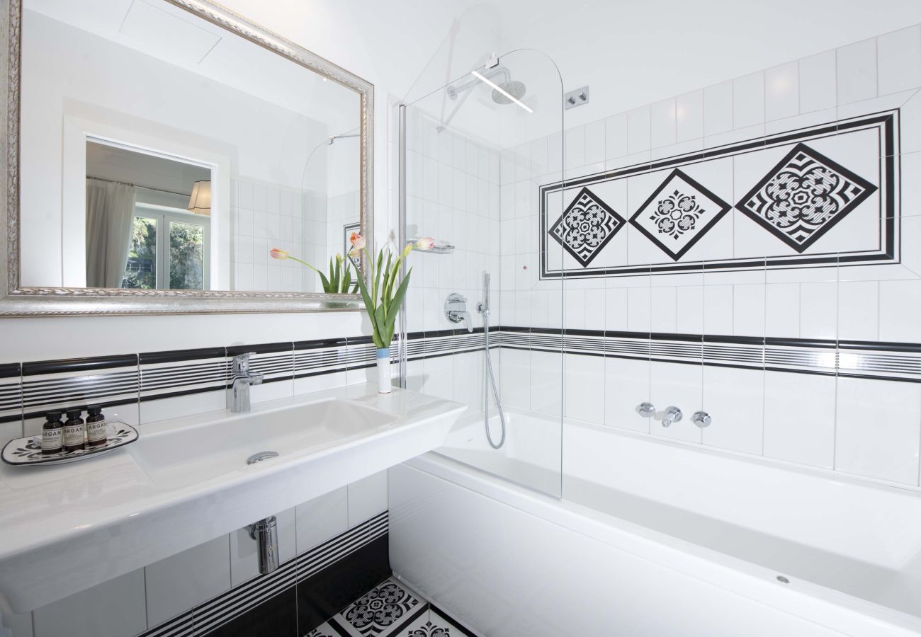 Villa a Amalfi - AMORE RENTALS - Villa Costa Incantata con Vista Mare e Jacuzzi