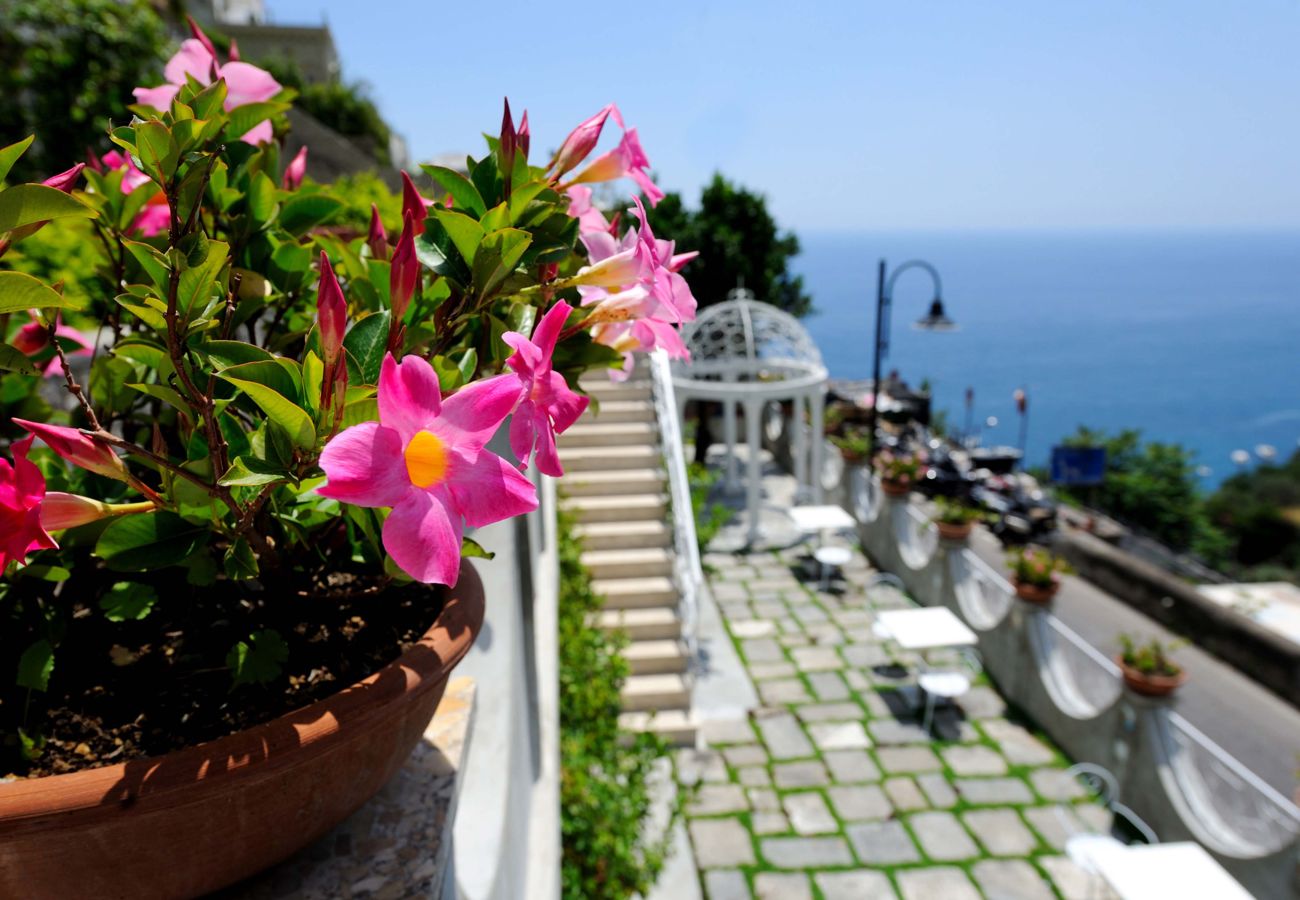 Villa a Amalfi - AMORE RENTALS - Villa Costa Incantata con Vista Mare e Jacuzzi