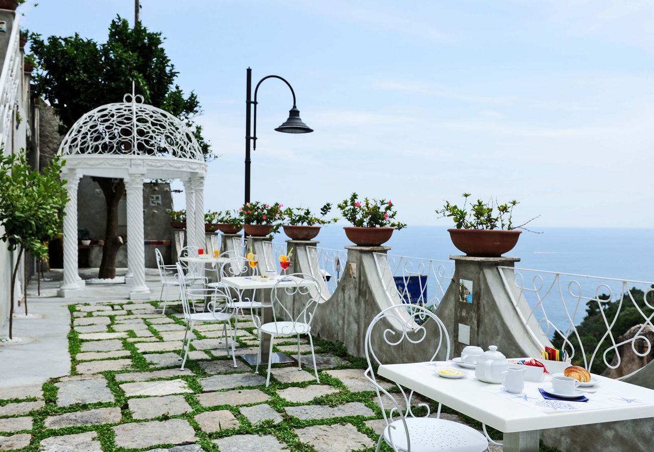 Villa a Amalfi - AMORE RENTALS - Villa Costa Incantata con Vista Mare e Jacuzzi