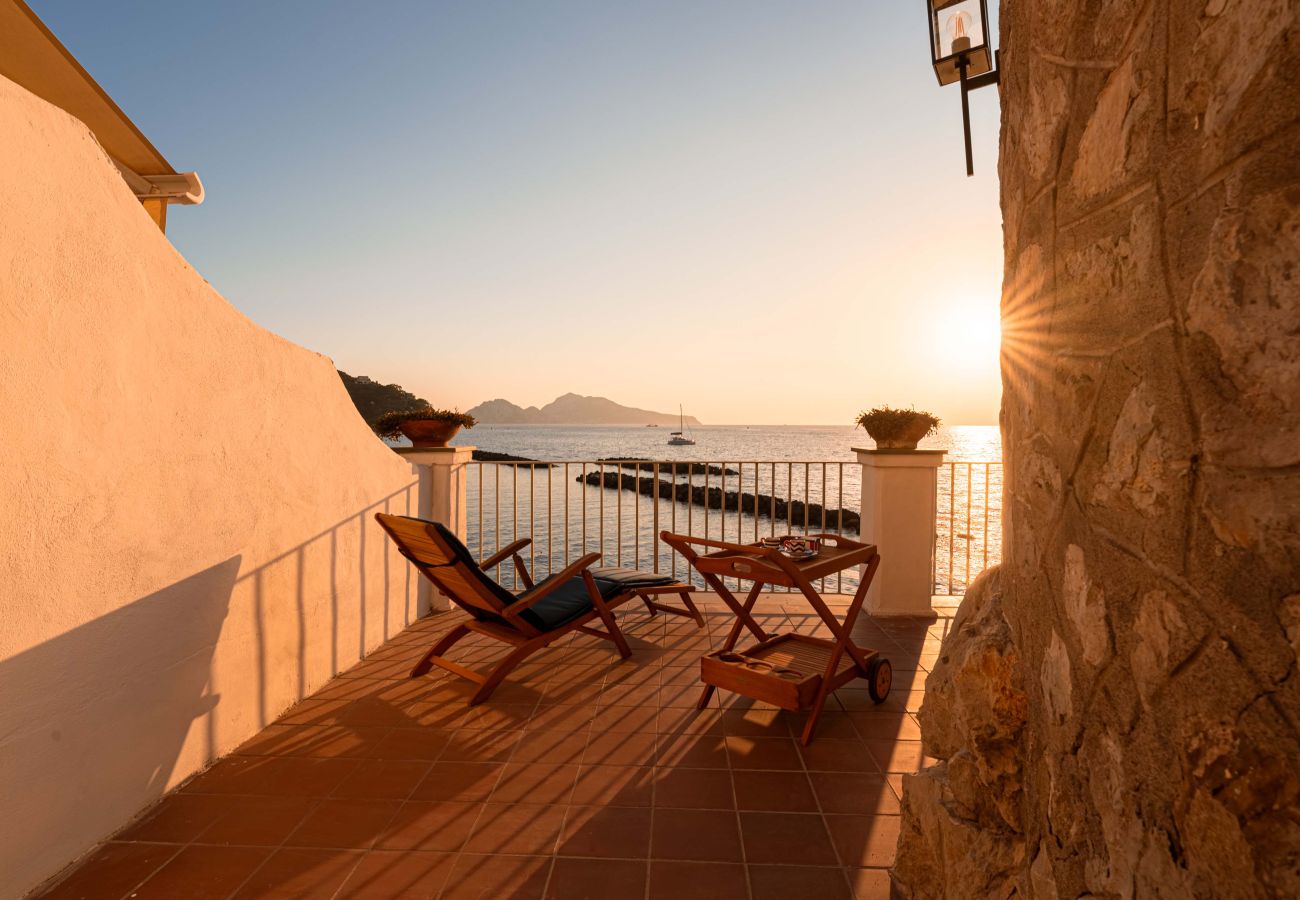 Villa a Massa Lubrense - AMORE RENTALS - Villa La Torre con Discesa Diretta al Mare