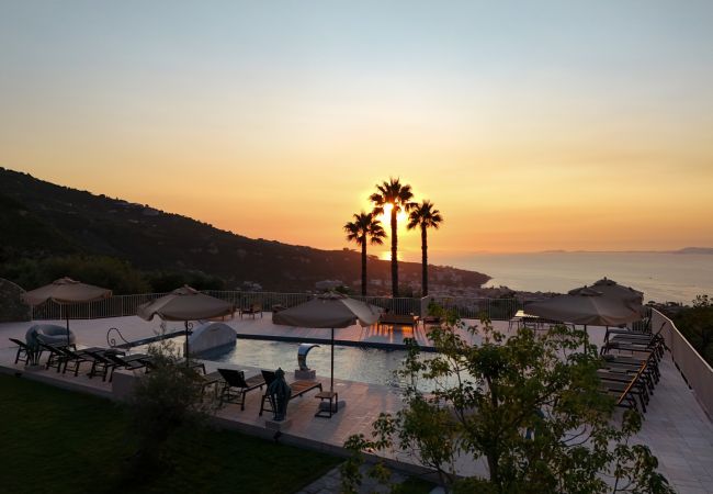 Villa a Sorrento - AMORE RENTALS - Villa Kalisa - Dimora di Lusso Esclusiva