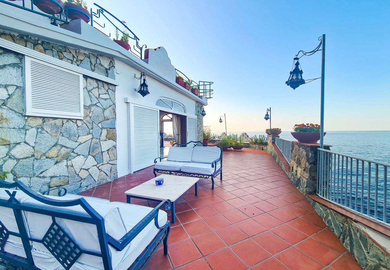 Villa a Furore - AMORE RENTALS - Villa Incanto sul Mare - Assoluta Privacy con Accesso Privato al Mare