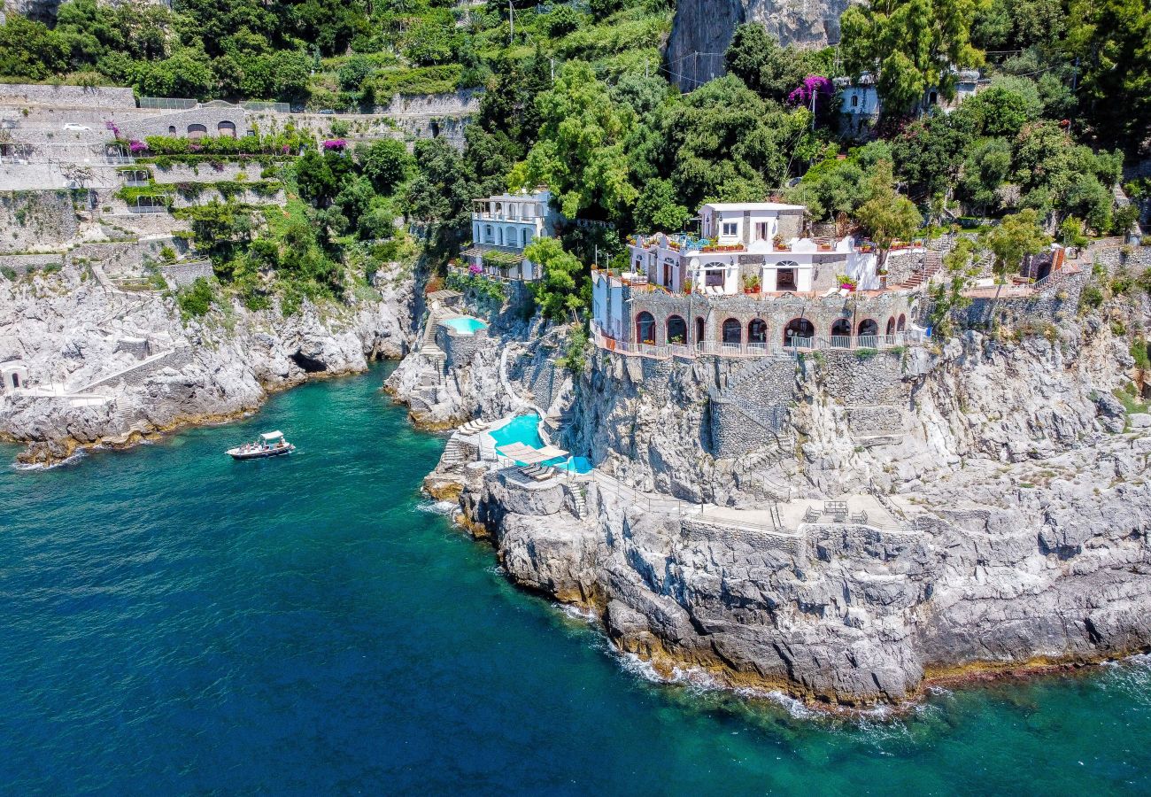 Villa a Furore - AMORE RENTALS - Villa Incanto sul Mare - Assoluta Privacy con Accesso Privato al Mare