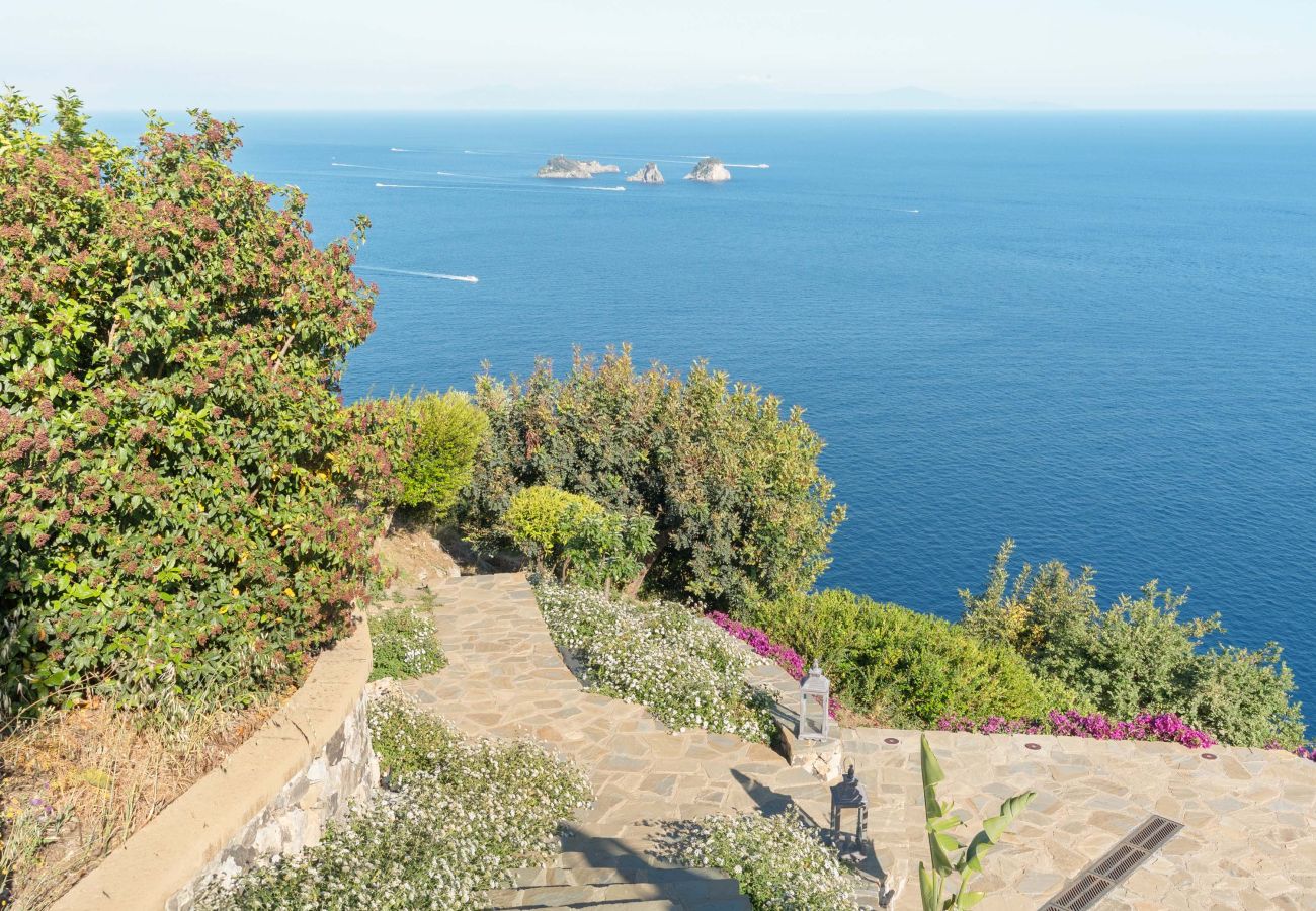 Villa a Massa Lubrense - AMORE RENTALS - Villa Lantana. Oasi di Silenzio e Natura con Jacuzzi Panoramica