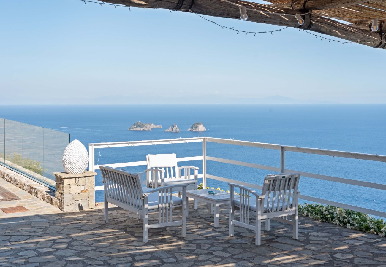 Villa a Massa Lubrense - AMORE RENTALS - Villa Lantana. Oasi di Silenzio e Natura con Jacuzzi Panoramica