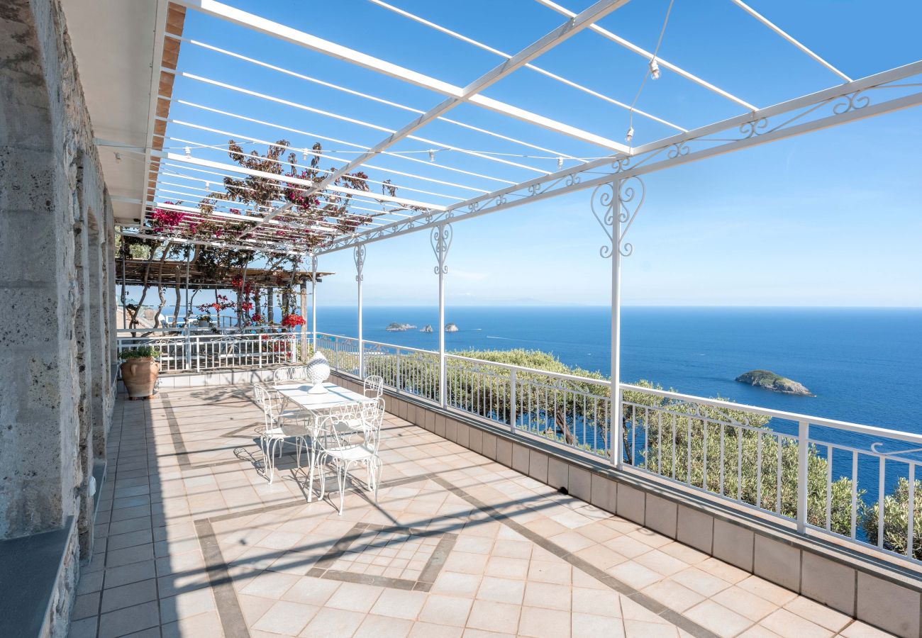 Villa a Massa Lubrense - AMORE RENTALS - Villa Lantana. Oasi di Silenzio e Natura con Jacuzzi Panoramica