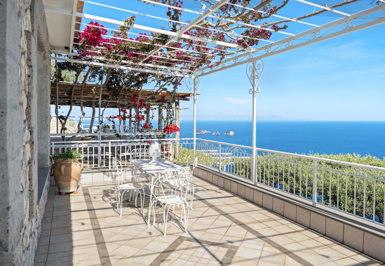 Villa a Massa Lubrense - AMORE RENTALS - Villa Lantana. Oasi di Silenzio e Natura con Jacuzzi Panoramica