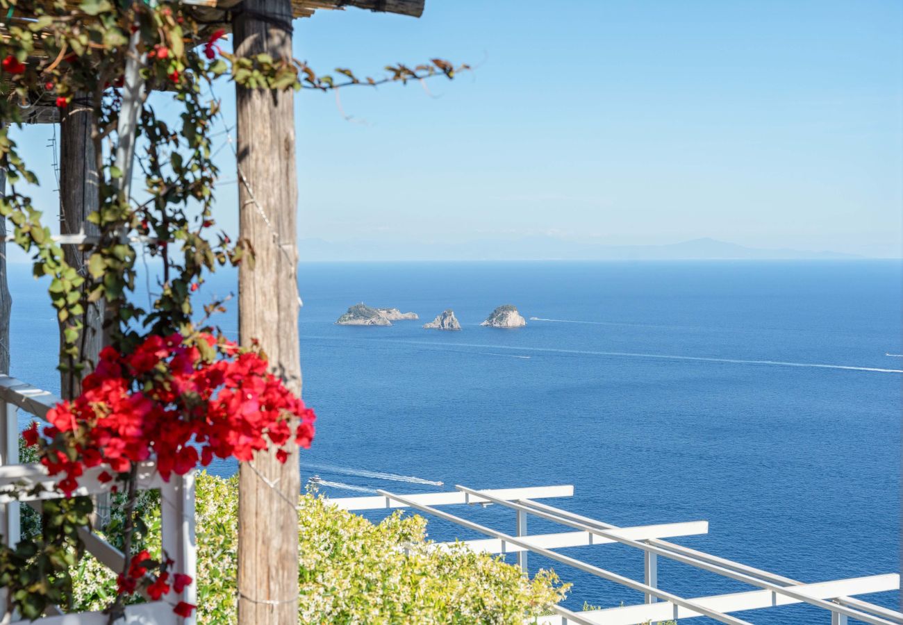 Villa a Massa Lubrense - AMORE RENTALS - Villa Lantana. Oasi di Silenzio e Natura con Jacuzzi Panoramica