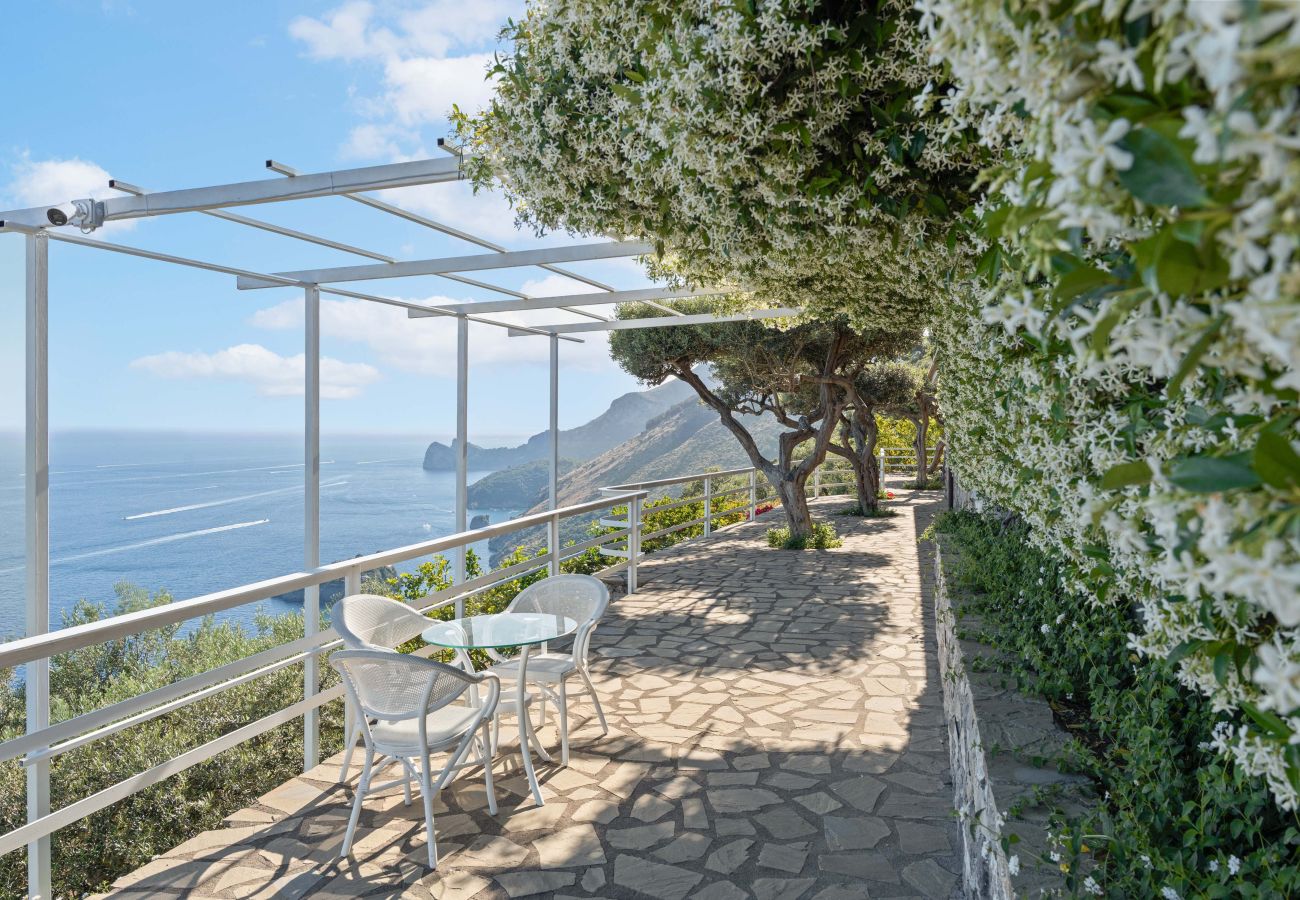 Villa a Massa Lubrense - AMORE RENTALS - Villa Lantana. Oasi di Silenzio e Natura con Jacuzzi Panoramica