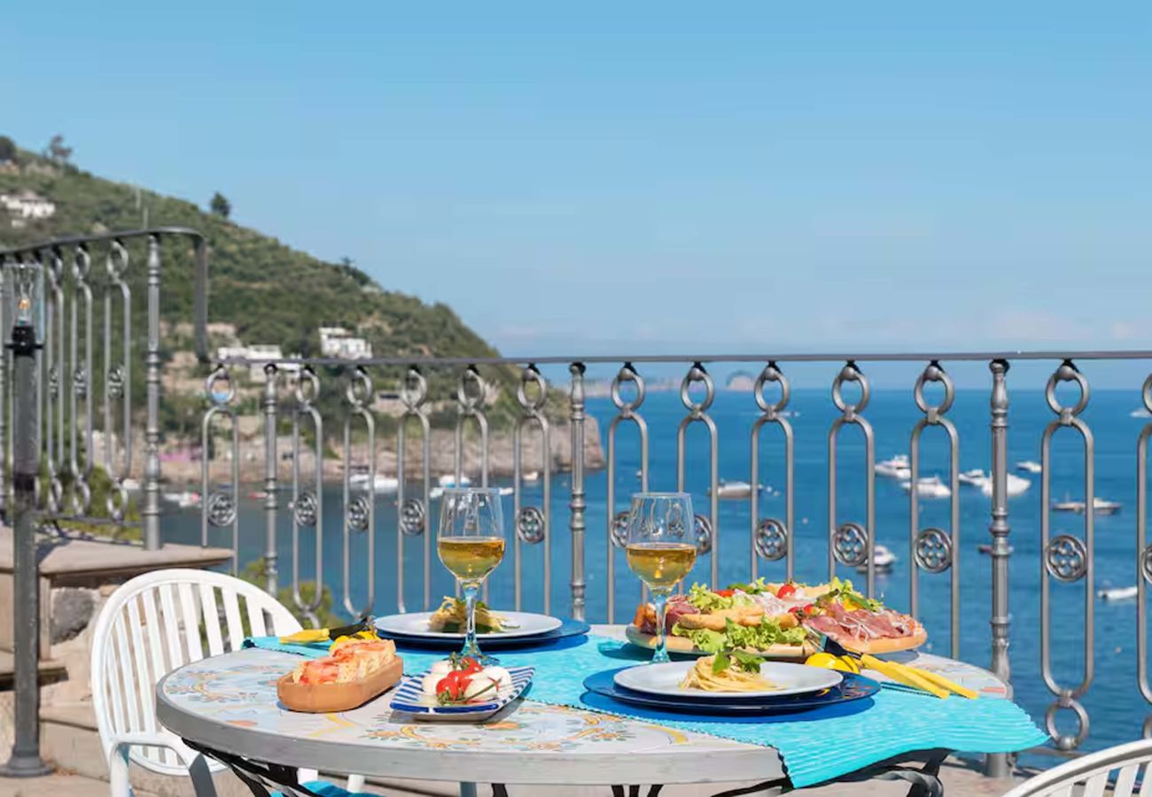 Casa a Massa Lubrense - AMORE RENTALS - Casa Giovanna A – Casa vacanze romantica con jacuzzi e accesso al mare