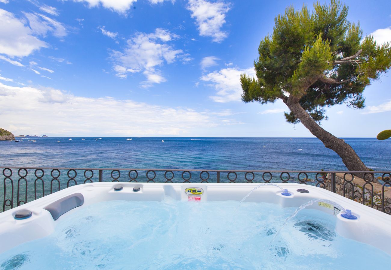 Casa a Massa Lubrense - AMORE RENTALS - Casa Giovanna A – Casa vacanze romantica con jacuzzi e accesso al mare