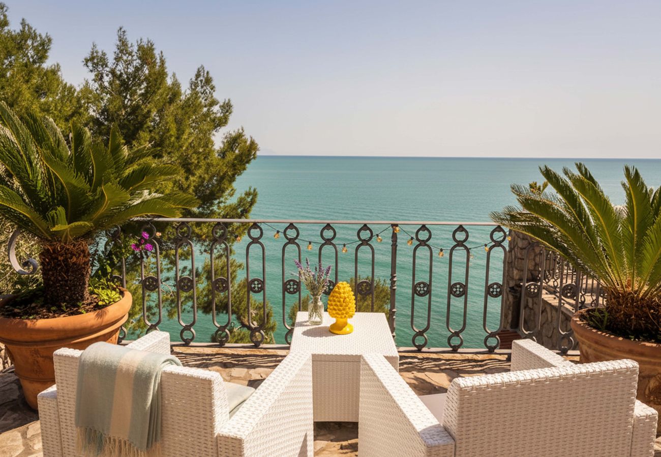 Casa a Nerano - AMORE RENTALS - Casa Giovanna B - Casa vacanze romantica con jacuzzi e accesso al mare