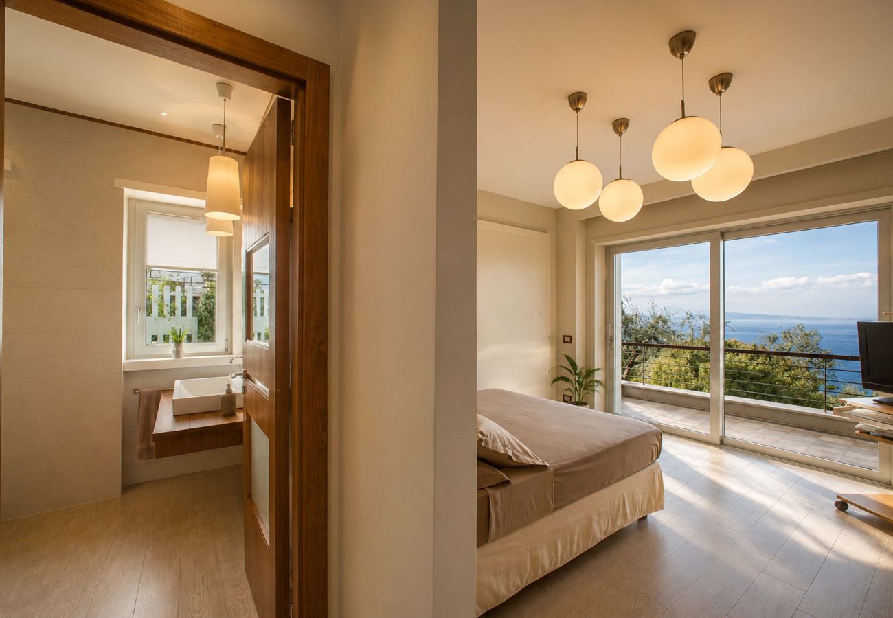 Villa a Sorrento - AMORE RENTALS - Villa Marisol con Piscina e Vista Mare