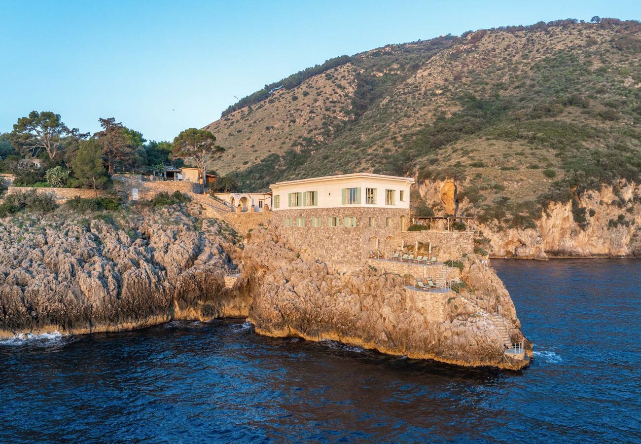 Villa a Massa Lubrense - AMORE RENTALS - THE EXCLUSIVE PRIVATE ISLAND