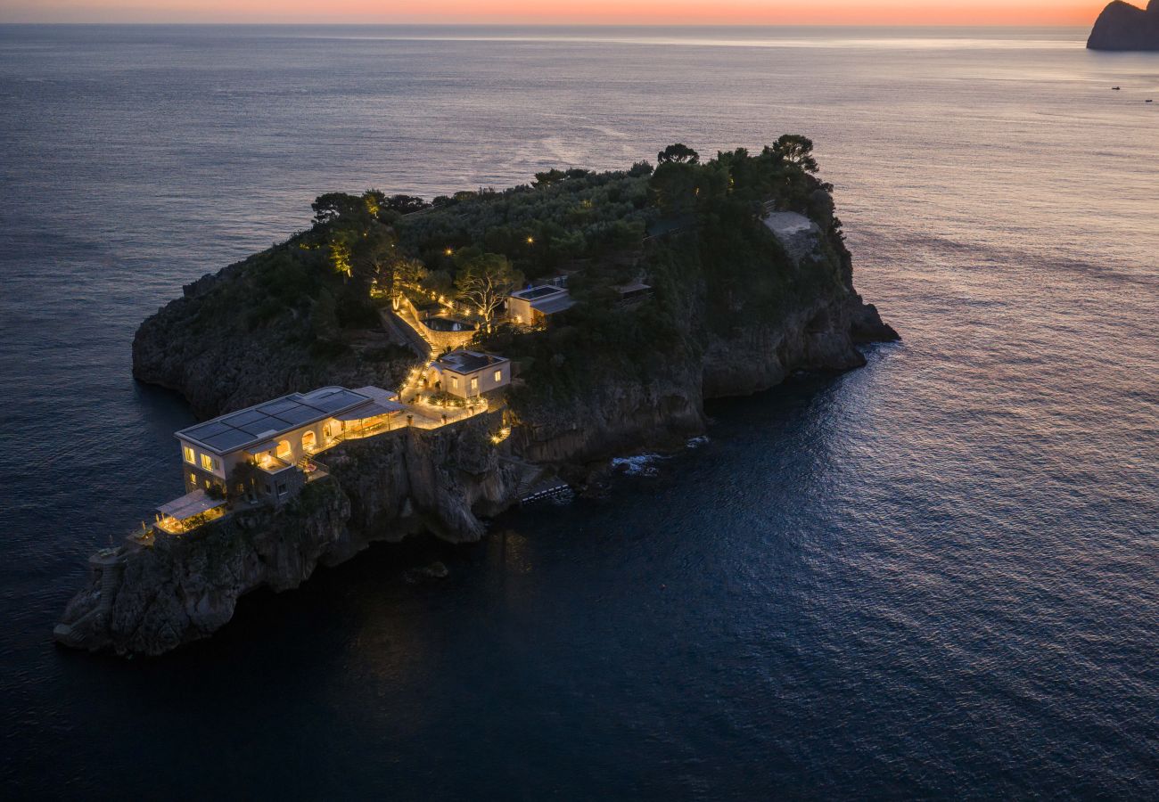 Villa a Massa Lubrense - AMORE RENTALS - THE EXCLUSIVE PRIVATE ISLAND